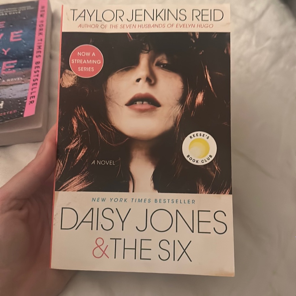 Daisy Jones and the six paperback
